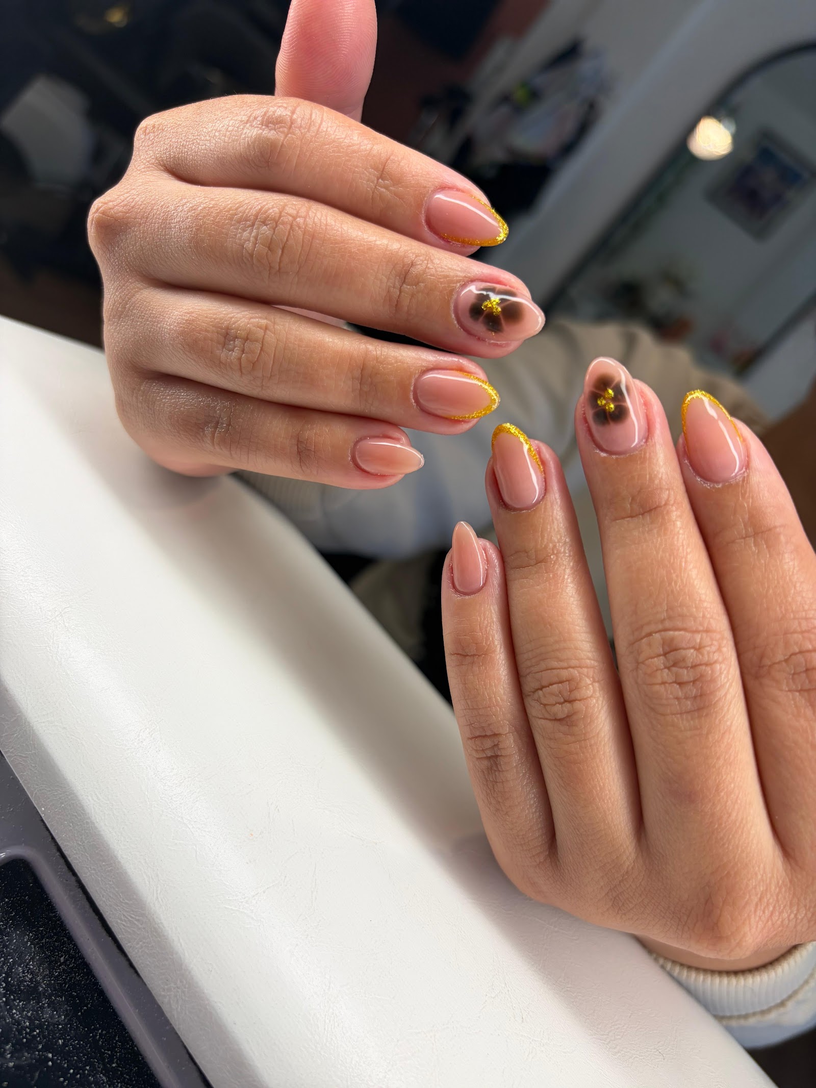 amina & Zugo’s nail & hair salon logo